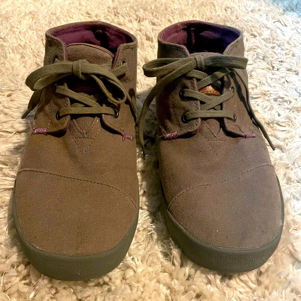 Tom’s mens grey high tops. Great condition! Size 11. Originally $85.